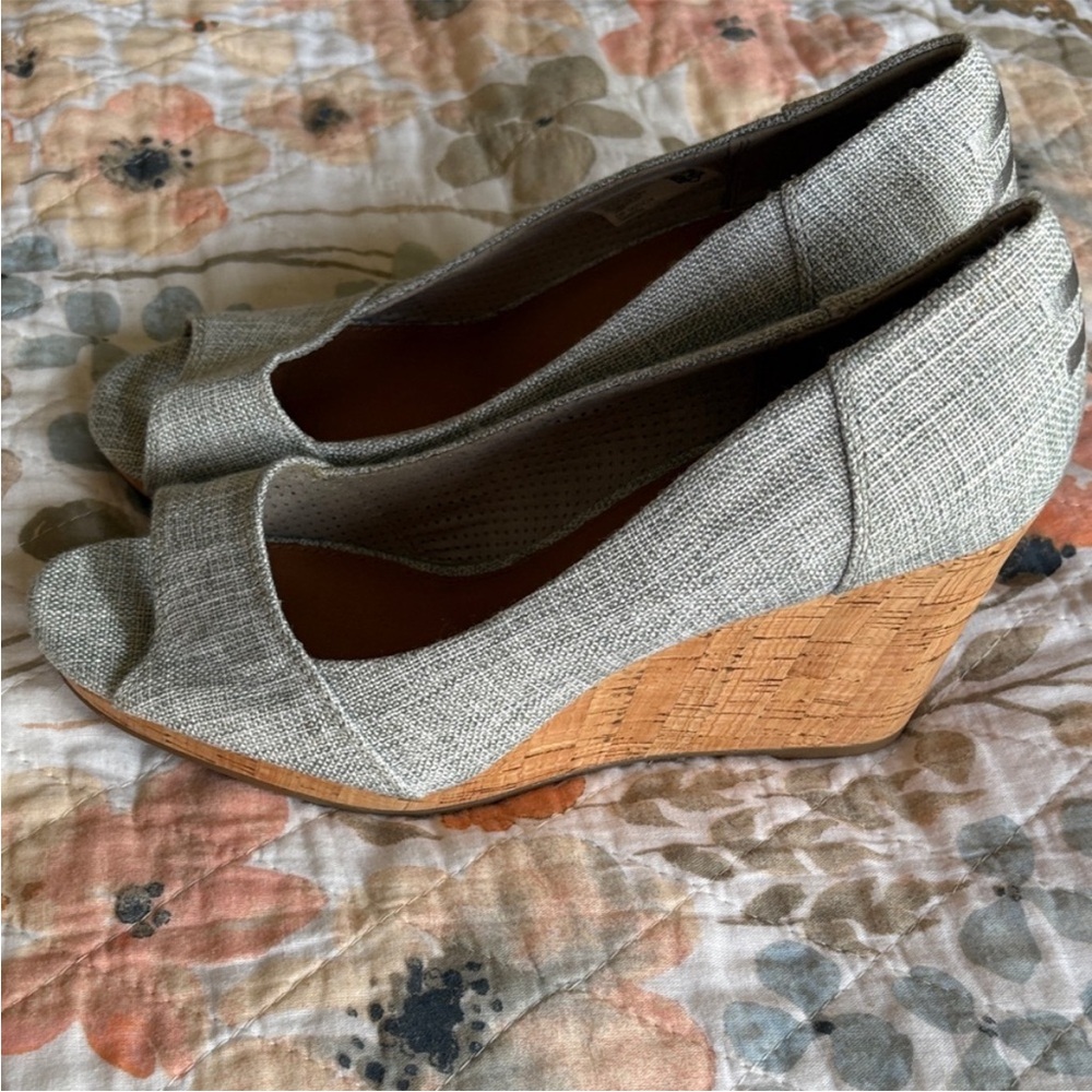 TOMS Women's Textured Gray/Silver Loafers